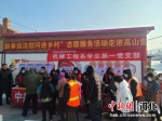 志愿者们为村民发放宣传资料。 郭丽娜 摄 - 中国新闻社河北分社