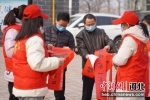 内丘县一小区内志愿者为小区居民送防疫对联。 杨俊杰 摄 - 中国新闻社河北分社