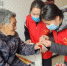 志愿者们为老人梳头、剪指甲。 朱涛 摄 - 中国新闻社河北分社