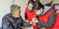 志愿者们为老人梳头、剪指甲。 朱涛 摄 - 中国新闻社河北分社