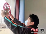 志愿者们在贴窗花。 朱涛 摄 - 中国新闻社河北分社