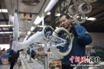 工人正在组装童车。 供图 - 中国新闻社河北分社