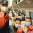 图为石家庄铁路公安处民警与乘客互动。 贾义涵 摄 - 中国新闻社河北分社