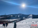 图为游客在崇礼区的富龙滑雪场滑雪(资料图) 赵丹媚 摄 - 中国新闻社河北分社