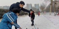 小朋友们在进行“冰雪球运动”。 赵路沙 摄 - 中国新闻社河北分社