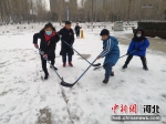 小朋友们争抢“冰雪球”。 赵路沙 摄 - 中国新闻社河北分社