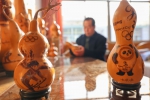 迁西县民间艺人贠文玉创作的烙葫芦作品。 李少华 摄 - 中国新闻社河北分社
