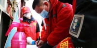 图为大学生志愿者在疫情防控站志愿服务。 郭江鹏 摄 - 中国新闻社河北分社