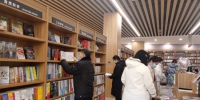春节期间，不少市民选择“泡”书店。 刘柯旋 摄 - 中国新闻社河北分社