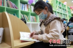 临西县一处“城市书房”内小朋友正在阅读绘本。 - 中国新闻社河北分社