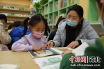 临西县一处“城市书房”内小朋友和家长正在阅读绘本。 作者 罗琦 - 中国新闻社河北分社