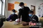 图为老人们在建三社区日间照料站内测量血压。 作者 陈子康 - 中国新闻社河北分社