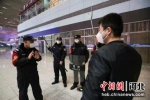 图为石家庄站派出所民警在执勤。 程龙 摄 - 中国新闻社河北分社