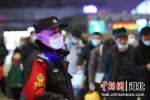图为石家庄站派出所民警在执勤。 程龙 摄 - 中国新闻社河北分社