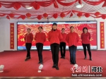 村民在表演节目。 吴亚平 摄 - 中国新闻社河北分社