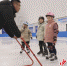 图为在馆陶县滑冰馆内专业教练在给小朋友们介绍器材的使用方法。 卢文彬 摄 - 中国新闻社河北分社
