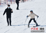 春节期间，河北省邯郸市永年区群众在佛山滑雪场滑雪，体验冰雪乐趣 。 胡高雷 摄 - 中国新闻社河北分社