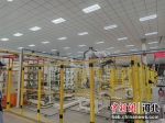 沙河市冀中能源20万吨玻纤生产线智能机械手正在工作。 赵路沙 - 中国新闻社河北分社