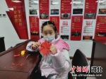 孩子在展示剪纸作品。 王文娟 摄 - 中国新闻社河北分社