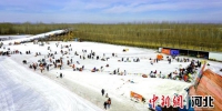 图为香河县市民体验冰雪运动的乐趣，引燃冰雪运动热潮。 田家霖 摄 - 中国新闻社河北分社
