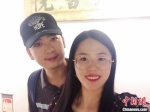 图为沈文旗(右)与丈夫王晓敏合影。　受访者供图 - 中国新闻社河北分社
