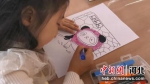 小朋友正在描画冬奥会吉祥物“冰墩墩”。 杨喜旺 摄 - 中国新闻社河北分社