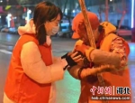 志愿者向环卫工人送温暖。 甄建坡 摄 - 中国新闻社河北分社