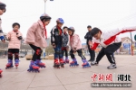 小朋友们教练指导下进行轮滑练习。 李少华 摄 - 中国新闻社河北分社