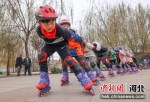 小朋友们教练指导下进行轮滑练习。 李少华 摄 - 中国新闻社河北分社