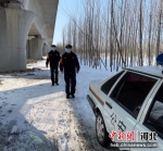 民警在巡逻高铁线路。 高文濮 摄 - 中国新闻社河北分社