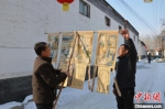 村民正在挂“吊挂”。　贾聪敏 摄 - 中国新闻社河北分社