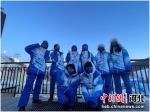 图为志愿者在云顶滑雪公园。 北京2022年冬奥会官网 - 中国新闻社河北分社