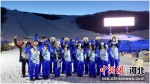 图为志愿者在云顶滑雪公园。 北京2022年冬奥会官网 - 中国新闻社河北分社