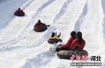 市民们正在参与滑雪运动。 李倩 摄 - 中国新闻社河北分社