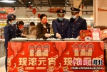 图为永年区市场监督管理局执法人员正在对一家超市销售的元宵进行检查。 胡高雷 摄 - 中国新闻社河北分社
