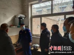 消防大队对居民进行安全宣传。 刘昆 摄 - 中国新闻社河北分社