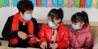 孩子们在学习冬奥剪纸。 朱涛 摄 - 中国新闻社河北分社