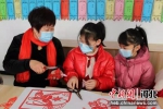 孩子们在学习冬奥剪纸。 朱涛 摄 - 中国新闻社河北分社