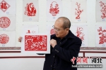 教师王建军正在展示他近期创作的刻纸作品。 陈佳兵 摄 - 中国新闻社河北分社