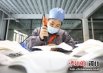 图为2月15日，在固安县新兴园一家医疗器械企业生产车间，工人正组装医用支具。 - 中国新闻社河北分社
