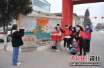 青年志愿者们通过墙绘的方式表达对家乡的热爱。 闫志国 摄 - 中国新闻社河北分社