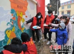 村民竖起大拇指夸奖青年志愿者们。 闫志国 摄 - 中国新闻社河北分社