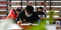 每天都有市民到图书馆给自己“充个电” 。 郑竞 摄 - 中国新闻社河北分社