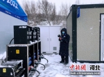 供电公司员工对“冰玉环”二级箱等设备进行巡视。 魏明良 摄 - 中国新闻社河北分社