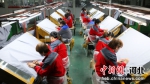 南宫市经济开发区一家羊绒制品生产企业工人正在赶制新春订单。 - 中国新闻社河北分社