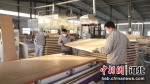 南宫市经济开发区的家具产业园内工人正在生产。 - 中国新闻社河北分社