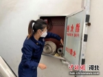 图为对高层住宅小区室内消火栓的检查现场。 供图 - 中国新闻社河北分社