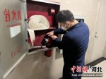 图为对高层住宅小区室内消火栓的检查现场。 供图 - 中国新闻社河北分社