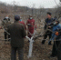 沙河市一名科技特派员正在为果农讲解果树修枝要领。　赵路沙 摄 - 中国新闻社河北分社