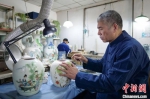翟国辉在他的工作室焗瓷。　解立经 摄 - 中国新闻社河北分社